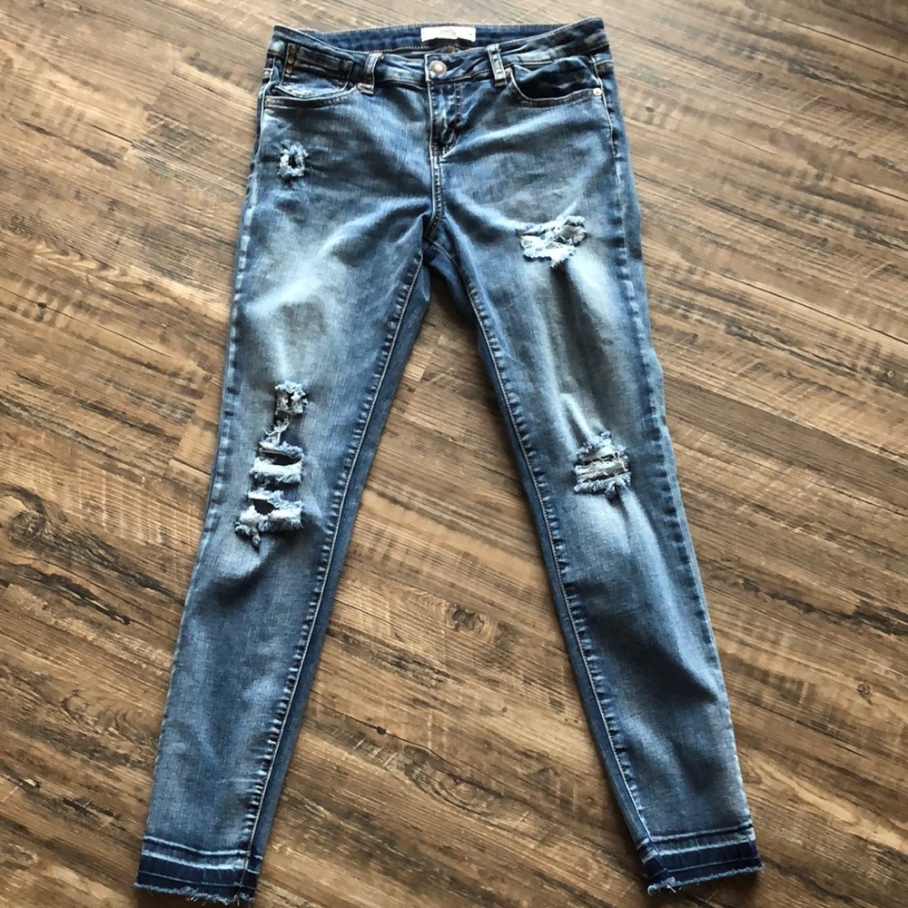 3/$25 - Eighty Two torn crop skinny jeans